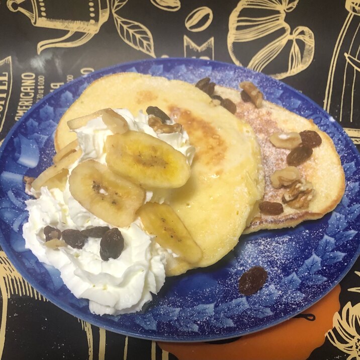 バナナと胡桃のホイップ添えレーズンホットケーキ